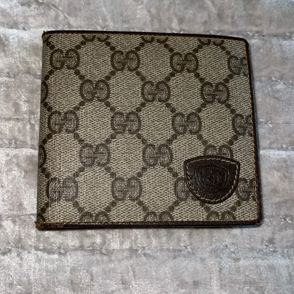 Preloved Gucci wallet good condition has some wear on folds n little on corner. - Picture 1 of 14